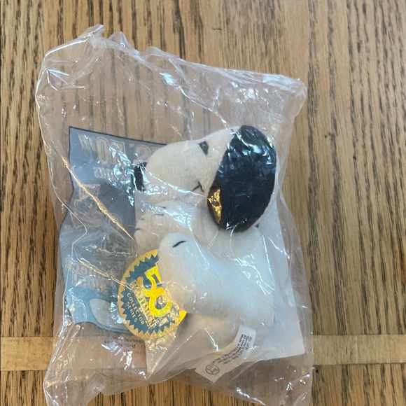 Hallmark The Peanuts Games Ornament Set And Wendy’s Collectible Snoopy - Picture 5 of 5